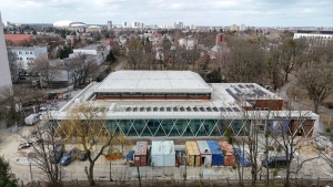 Plac budowy widziany z perspektywy drona - w tle stadion miejski