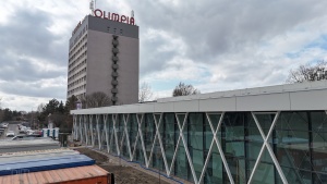 Szklana fasada - w tle budynek hotelu