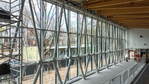 Szklana fasada budynku widziana od środka