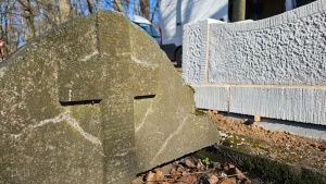 Nieodnowiony i odnowiony nagrobek na jednym zdjęciu