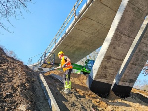 Pracownik podczas wykonywania prac ziemnych