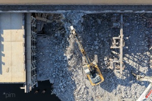 Maszyna budowlana podczas prac rozbiórkowych