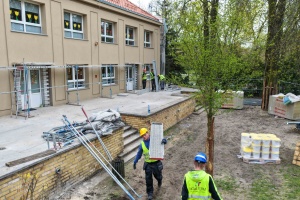 Pracownicy podczas prac na budowie