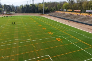 Żużlowiec podczas testowania toru