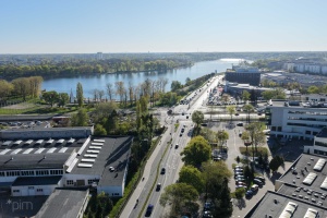 Droga rowerowa z lotu ptaka - w tle jezioro Maltańskie
