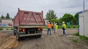 Samochód ciężarowy podczas wyjazdu z budowy