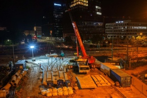 Układanie prefabrykowanych płyt torowych w rejonie ul. Niezłomnych