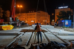 Układanie prefabrykowanych płyt torowych w rejonie ul. Niezłomnych
