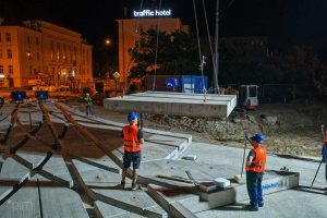 Układanie prefabrykowanych płyt torowych w rejonie ul. Niezłomnych