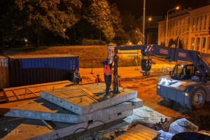 Układanie prefabrykowanych płyt torowych w rejonie ul. Niezłomnych