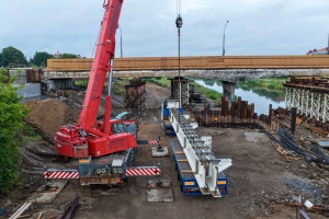 Transport elementów konstrukcyjnych w obrębie budowy