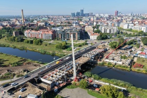 Przebudowa Mostu Chrobrego - plac budowy widziany z perspektywy drona