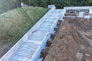 Nowe schody na terenie budowy