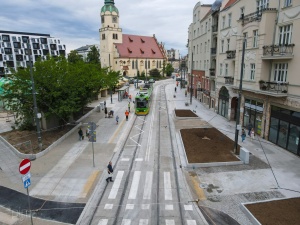 tramwaj testujący torowisko na przystanku wiedeńskim