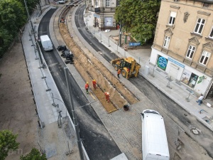 prace budowlane z lotu ptaka - budowa jezdni i torowiska