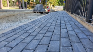 prace brukarskie na ul. Radosnej, fot. z 14 sierpnia