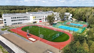 szkoła na Strzeszynie  z lotu ptaka, widok na boiska