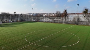 widok na nawierzchnię boiska