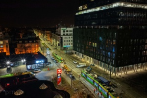 Plac budowy widziany z perspektywy lotu ptaka podczas nocnych testów