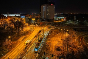 Plac budowy widziany z perspektywy lotu ptaka podczas nocnych testów