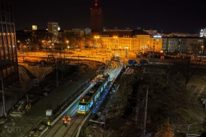 Plac budowy widziany z perspektywy lotu ptaka podczas nocnych testów