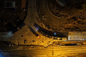 Plac budowy widziany z perspektywy lotu ptaka podczas nocnych testów