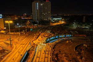 Plac budowy widziany z perspektywy lotu ptaka podczas nocnych testów