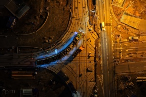 Plac budowy widziany z perspektywy lotu ptaka podczas nocnych testów