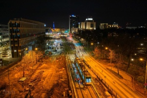 Plac budowy widziany z perspektywy lotu ptaka podczas nocnych testów