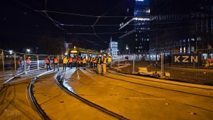 Plac budowy widziany z perspektywy lotu ptaka podczas nocnych testów