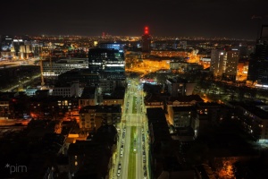 Plac budowy widziany z perspektywy lotu ptaka podczas nocnych testów