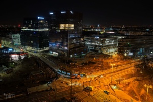 Plac budowy widziany z perspektywy lotu ptaka podczas nocnych testów