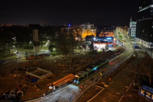 Plac budowy widziany z perspektywy lotu ptaka podczas nocnych testów