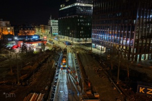 Plac budowy widziany z perspektywy lotu ptaka podczas nocnych testów