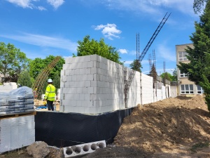 Prace murarskie w jednym z powstających budynków