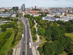 Plac budowy widziany z lotu ptaka - panorama centrum miasta w tle