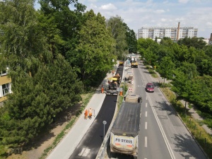 Budowa drogi rowerowej na ul. Dmowskiego widziana od strony ul. Hetmańskiej