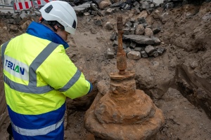 widok na ponad stuletni element sieci wodociągowej 