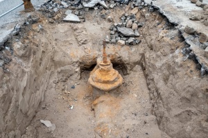 widok na ponad stuletni element sieci wodociągowej 