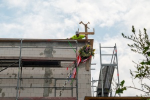 Zawieszenie wiechy na budowie Branżowego Centrum Umiejętności z lotu ptaka, fot. UMP