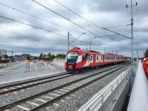 Pociąg podczas przejazdu nowym wiaduktem w rejonie nowego peronu