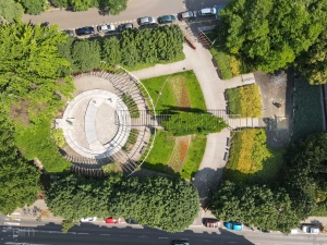 Fontanna na skwerze Zielone Ogródki im. Zbigniewa Zakrzewskiego - widok z drona sprzed rozpoczęcia prac