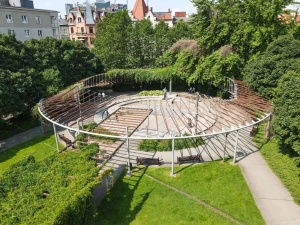 Fontanna na skwerze Zielone Ogródki im. Zbigniewa Zakrzewskiego - widok z drona sprzed rozpoczęcia prac