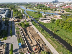 Prace budowlane w rejonie pochylni - w tle żuraw podczas pracy montażowych