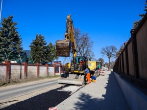 koparka rozkładająca masę bitumiczną
