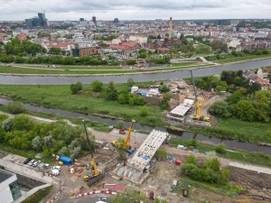 Budowa mostów Berdychowskich widziana z perspektywy lotu ptaka
