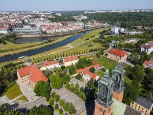 widok na cały mur znad okolic katedry