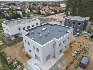 widok na 3 budynki od strony najnowszego