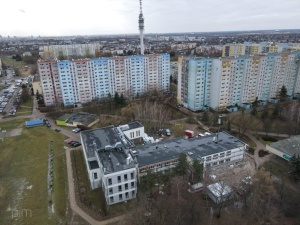 Przebudowa budynku SP 68 - widok na szkołę z perspektywy lotu ptaka. Wieże RTV w tle.