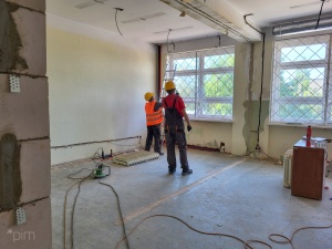 Pracownicy podczas prac modernizacyjnych